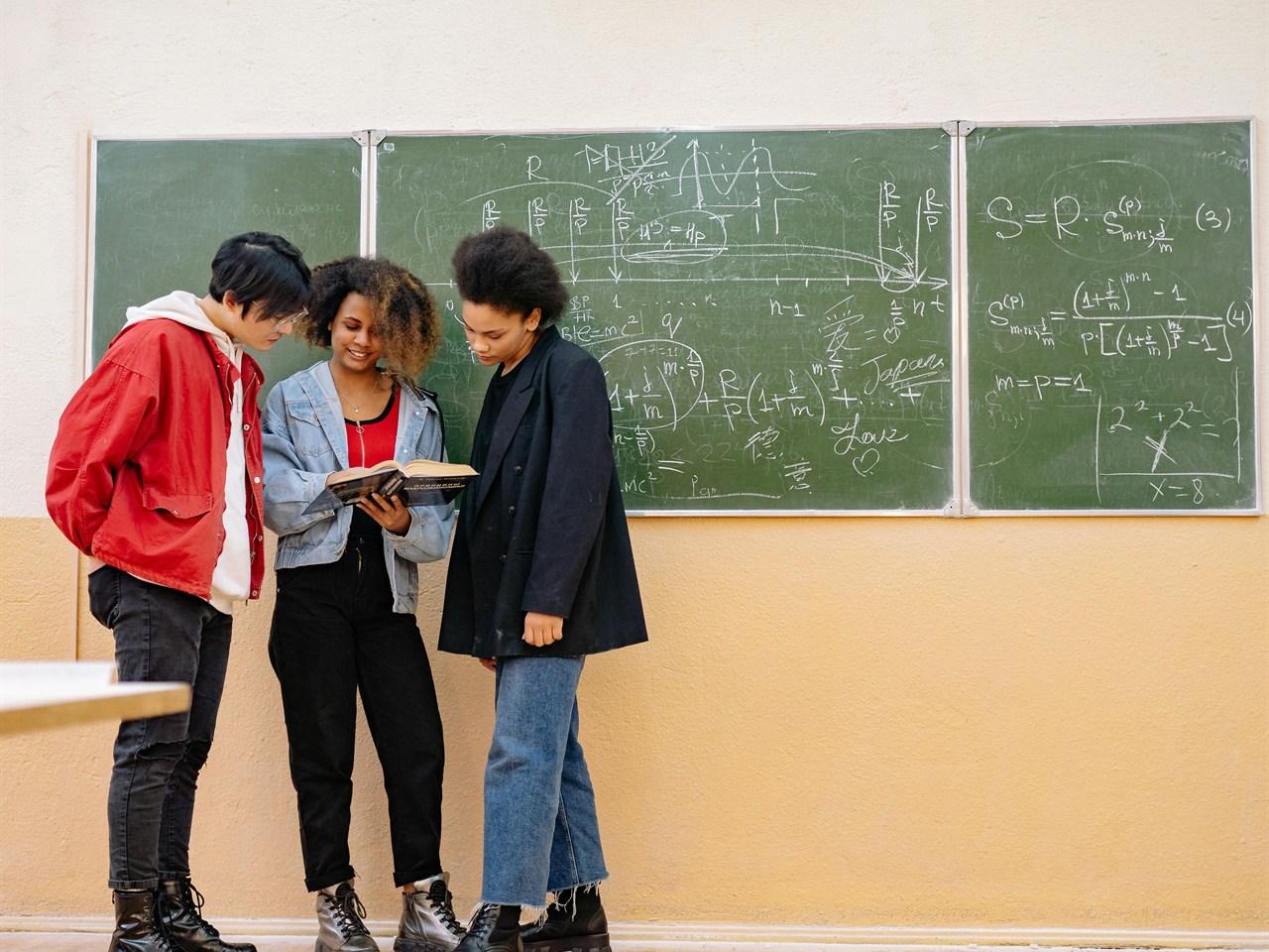 Jongeren werken samen aan school en ontwikkeling