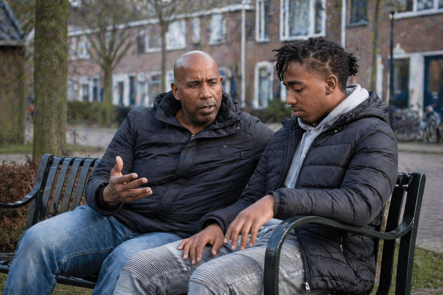 Jongere in gesprek met een begeleider